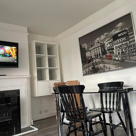 Bright And Spacious 2 Bedroom Apartment Sutton  Exterior photo