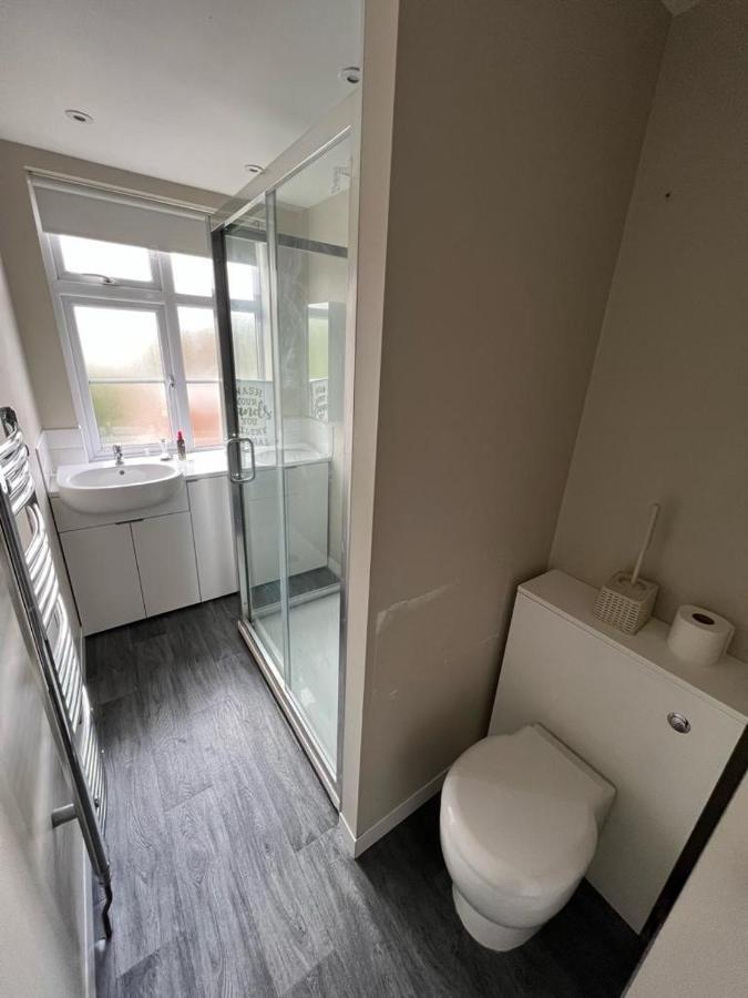 Bright And Spacious 2 Bedroom Apartment Sutton  Exterior photo